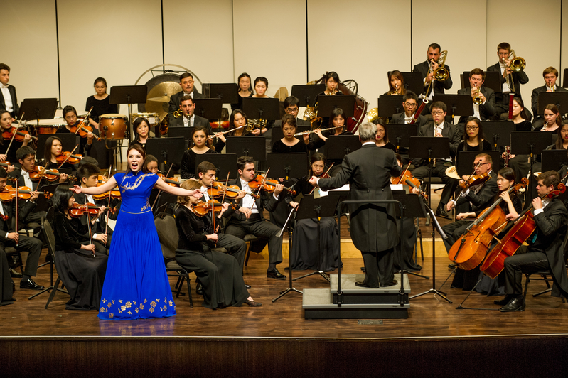 2017年9月26日午，神韻交響樂團於高雄市文化中心演出。圖為女高音歌唱家耿皓藍的演出。（羅瑞勳／大紀元）