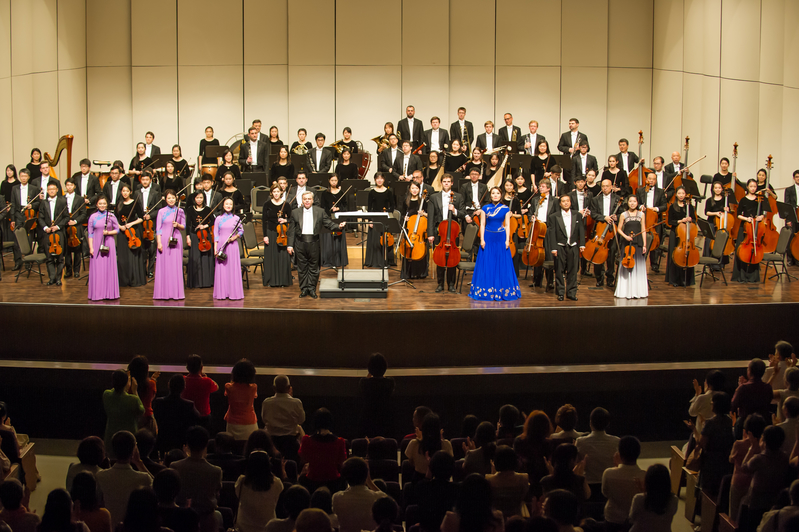 2017年9月26日午，神韻交響樂團於高雄市文化中心演出。圖為音樂家謝幕。（羅瑞勳／大紀元）