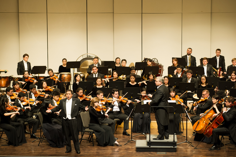 2017年9月26日午，神韻交響樂團於高雄市文化中心演出。圖為男高音歌唱家天歌在演唱。（羅瑞勳／大紀元）