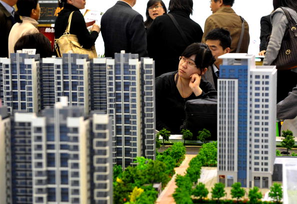在當局啟動新一輪房地產限購後，滬港深股市地產股暴跌。（STR/AFP/Getty Images）
