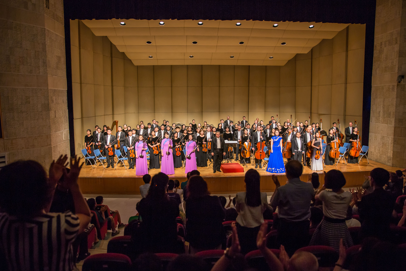 2017年9月27日晚上，神韻交響樂團在雲林縣文化處表演廳的演出，圖為謝幕。（鄭順利／大紀元）
