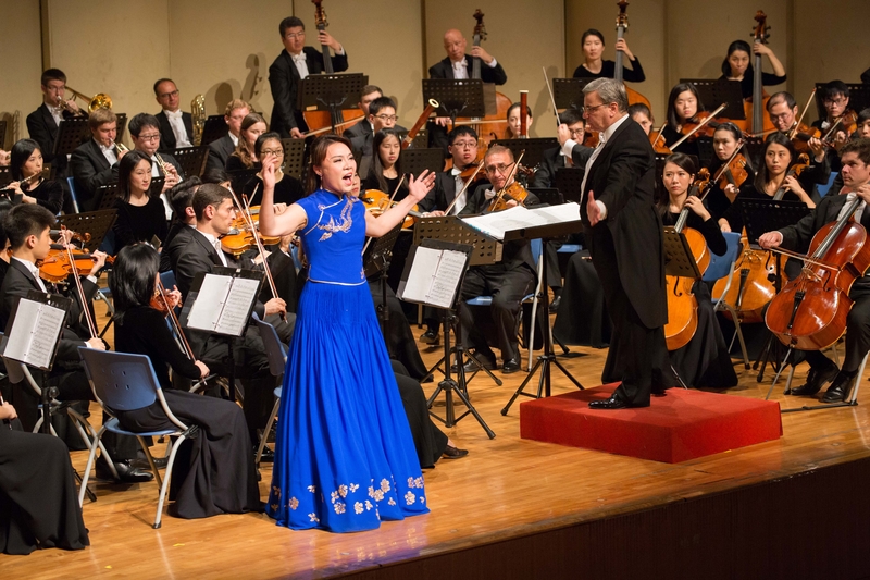 2017年9月27日晚上，神韻交響樂團在雲林縣文化處表演廳演出。圖為女高音歌唱家耿皓藍在演唱。（鄭順利／大紀元）