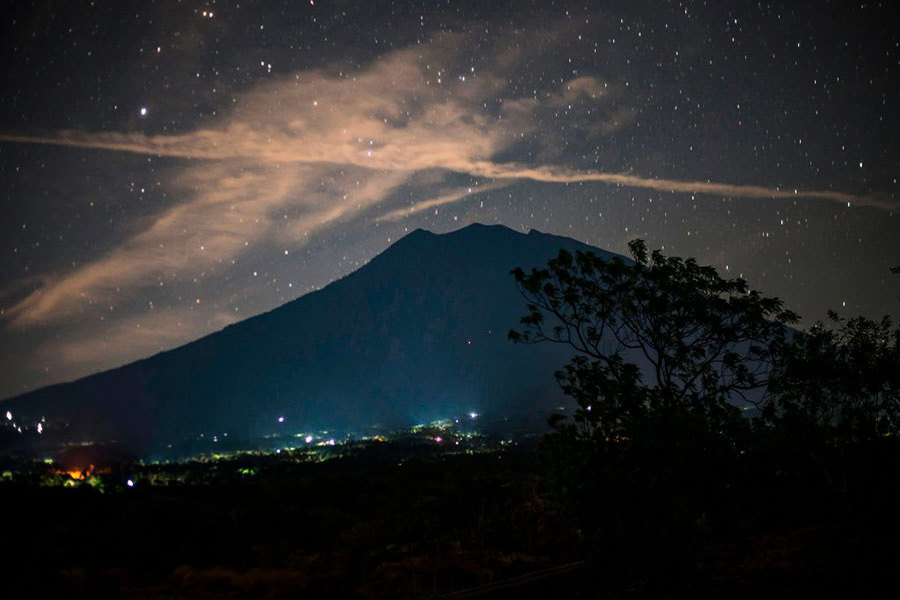 印尼峇里島火山恐爆發 12萬人撤離 多國預警