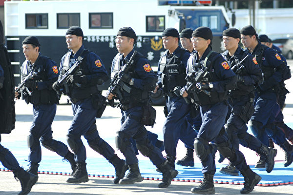 台灣刑事警察局9月29日針對雙北市地區（台北市、新北市）擴大掃黑，打擊幫派據點。（AFP）