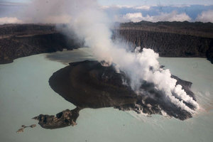 南太平洋小島火山爆發 萬人撤離