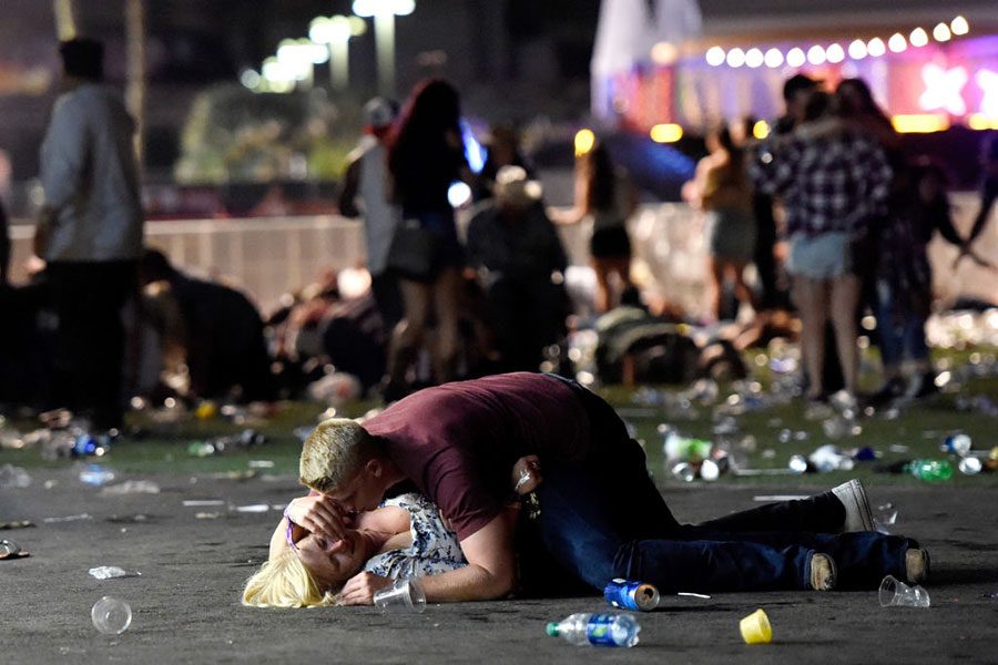 當地時間10月1日晚，美國拉斯維加斯市曼德勒海灣酒店附近發生槍案，造成至少59人死亡，527人受傷。（David Becker/Getty Images）