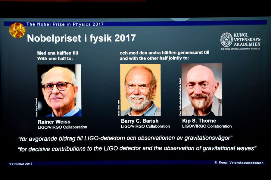 10月3日，三名科學家Rainer Weiss（左）、Barry C. Barish（中）和Kip S. Thorne（右）獲得2017的諾貝爾醫學獎。（JONATHAN NACKSTRAND/AFP/Getty Images）