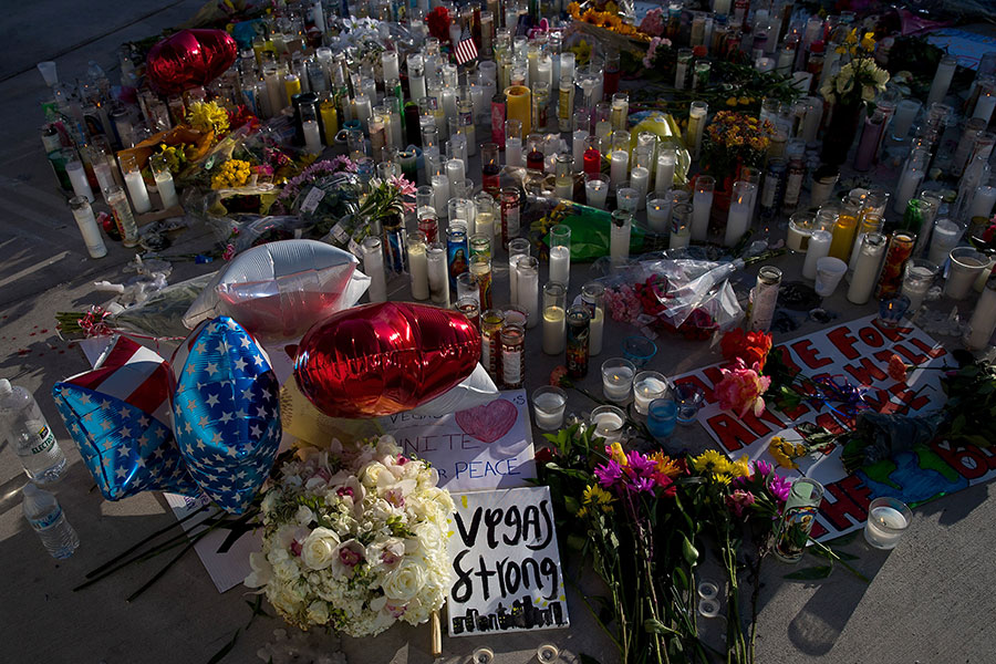 周二（3日），拉斯維加斯沒有了往日的喧鬧，街頭有很多鮮花、蠟燭，以及悼念的標識，還有尋求和平的字句。（Drew Angerer/Getty Images）