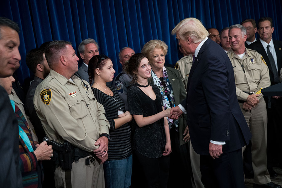 特朗普和拉斯維加斯警察及傷者家屬會面。（Drew Angerer/Getty Images）