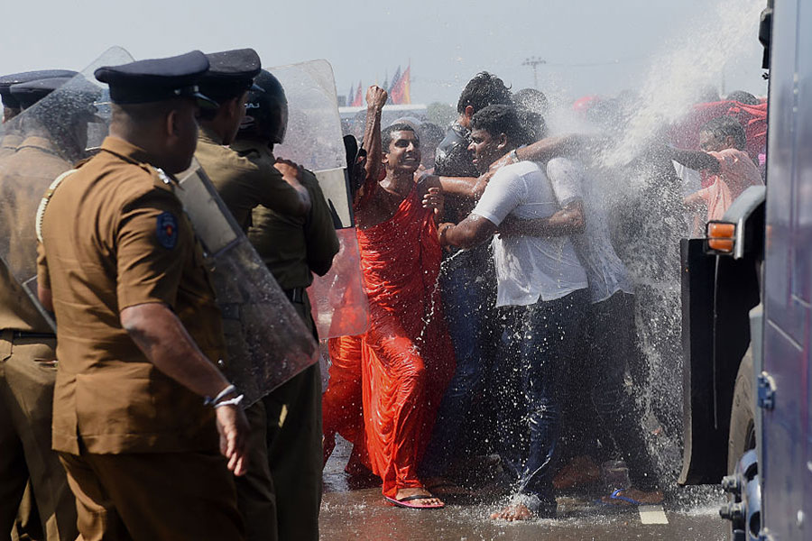 2017年1月，大批斯里蘭卡民眾抗議政府打算將漢班托塔港交由中國企業營運，與警方發生暴力衝突。（ISHARA S. KODIKARA/AFP/Getty Images）