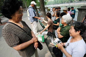 走進北京公園「相親角」老人舉牌為子女徵婚