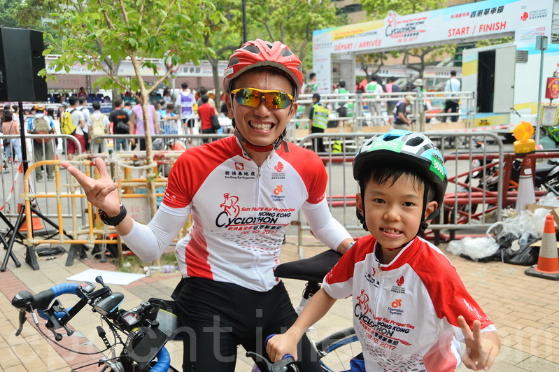 參加50公里賽事的葉先生帶著兒子參加「兒童及青少年單車樂」。（宋碧龍／大紀元）