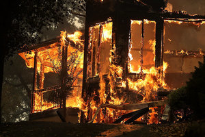 大火焚燒加州著名酒鄉 17死180失蹤