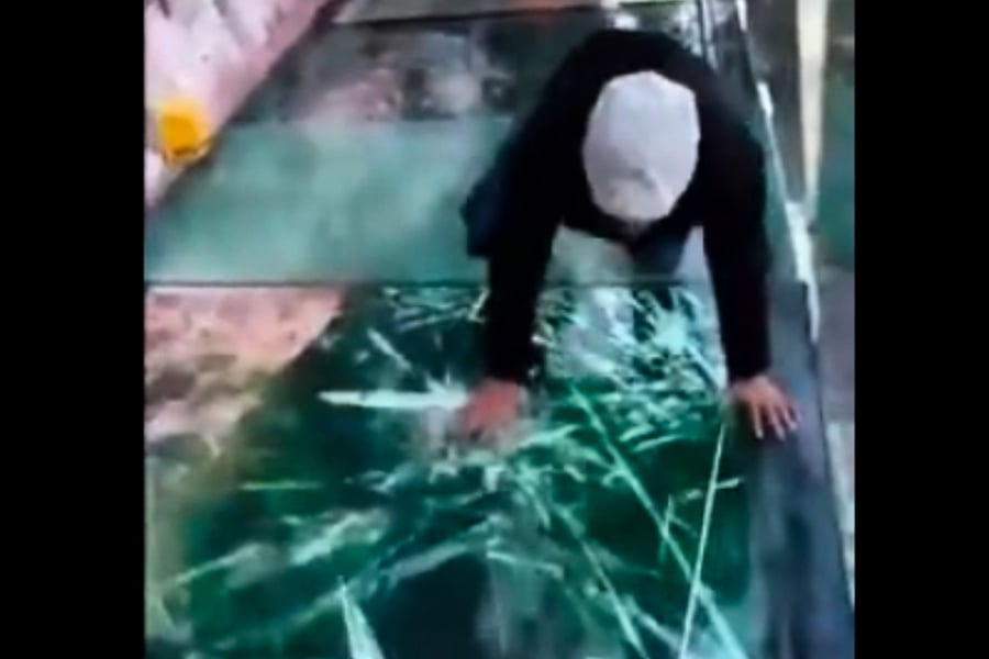 河北景區玻璃棧道使用碎裂特效 遊客被嚇癱