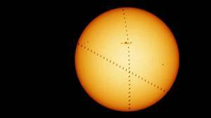 鳥兒伴隨太空站飛掠太陽表面 罕見圖片曝光