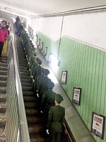 十九大前 軍人現北京地鐵站