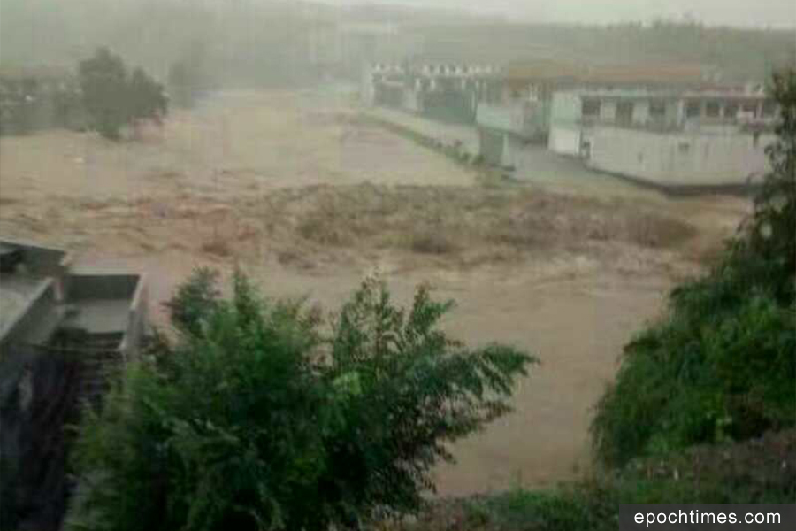 去年7月19日該村發生洪災時的情景。（村民提供）