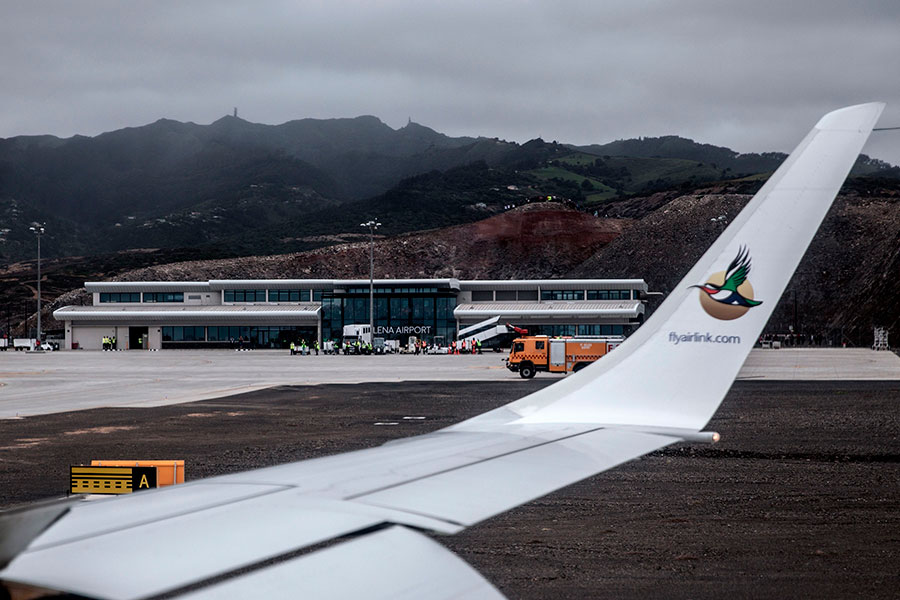 10月14日，首個商業航班降落在聖海倫娜島機場。圖為在首航班機上拍下的聖海倫娜島機場照片。（GIANLUIGI GUERCIA/AFP/Getty Images）