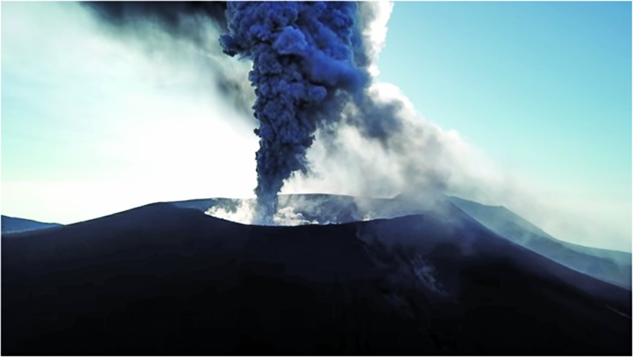日本新燃岳火山再噴發 濃煙衝2,300米高空