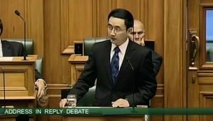 新西蘭華裔議員隱瞞中共軍隊履歷證據曝光