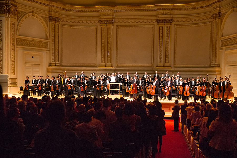 10月15日下午，神韻交響樂團2017巡演來到紐約卡內基大廳（Carnegie Hall）隆重上演。神韻交響樂團演出謝幕，全場觀眾起立鼓掌。（戴兵／大紀元）