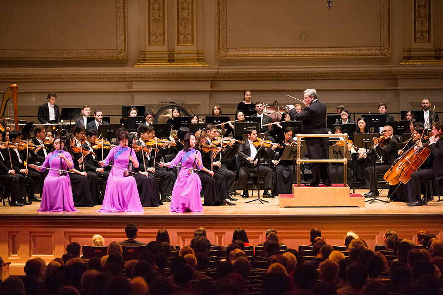 10月15日下午，神韻交響樂團2017巡演來到紐約卡內基大廳（Carnegie Hall）隆重上演。圖為二胡演奏家戚曉春、孫璐與王真的演出。（戴兵／大紀元）