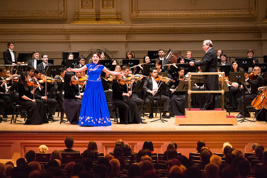10月15日下午，神韻交響樂團2017巡演來到紐約卡內基大廳（Carnegie Hall）隆重上演。圖為女高音歌唱家耿皓藍的演出。（戴兵／大紀元）