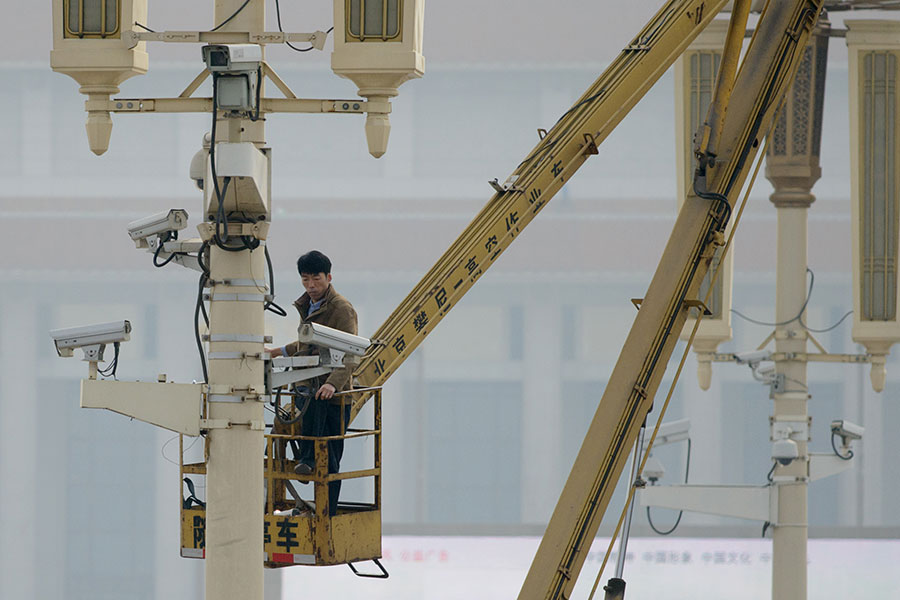 北京工作人員在檢查攝像頭。（Ed Jones/AFP）