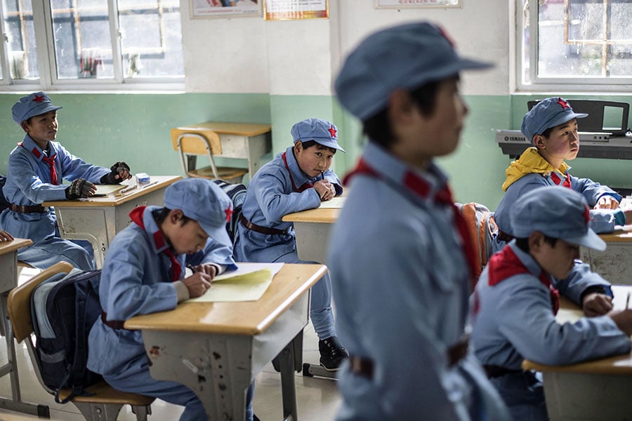 中共在大陸28個省建了231所「紅軍小學」，被指用於洗腦。圖為安徽省一所「紅軍小學」，學生們正在上課。（AFP）