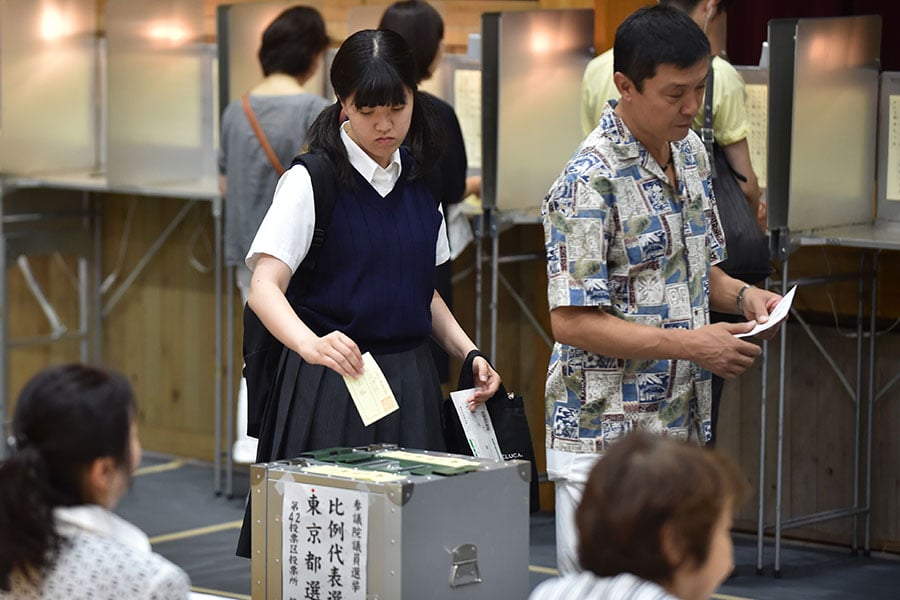 圖為一名投票中的日本女學生。（KAZUHIRO NOGI/AFP/Getty Images）