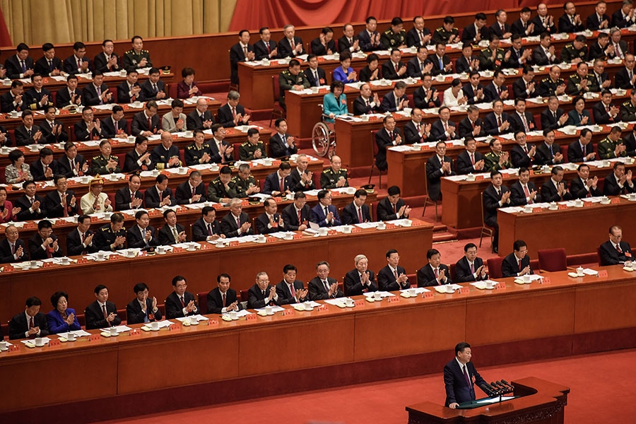 日前，中共十九屆25名中央政治局委員名單公佈，有過半的上屆委員被換。（Etienne Oliveau/Getty Images）