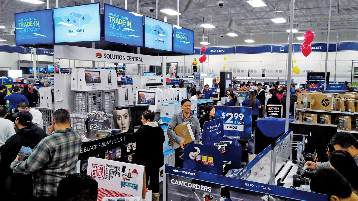 民眾在美國Best Buy商店搶購電子產品。(JEWEL SAMAD/AFP/Getty Images)