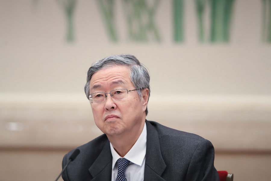 周小川在19日的新聞發佈會上對中國的過渡性負債等威脅提出警告。（Lintao Zhang/Getty Images）