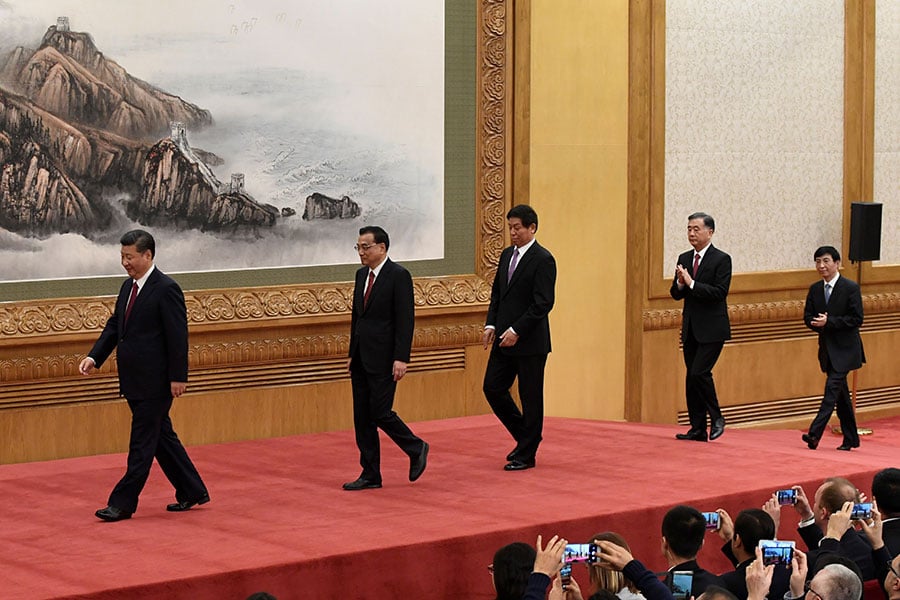 10月25日，習近平等中共十九屆新常委集體露面，60後的胡春華未入常。（WANG ZHAO/AFP/Getty Images）
