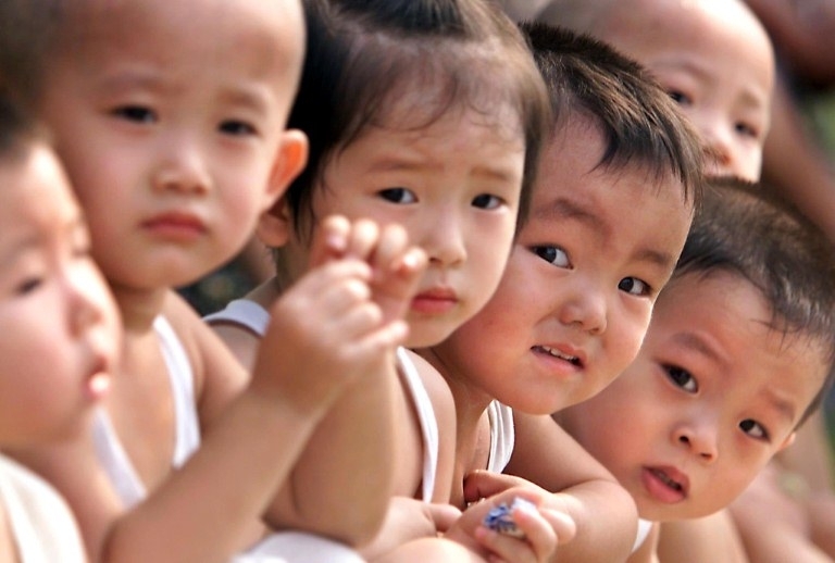 中國實施「全面開放二孩」政策後，出生率依然下降。日前，中共人大代表建議全面放開三孩。俄媒認為，開放三孩也難解決出生率下降問題。（AFP）