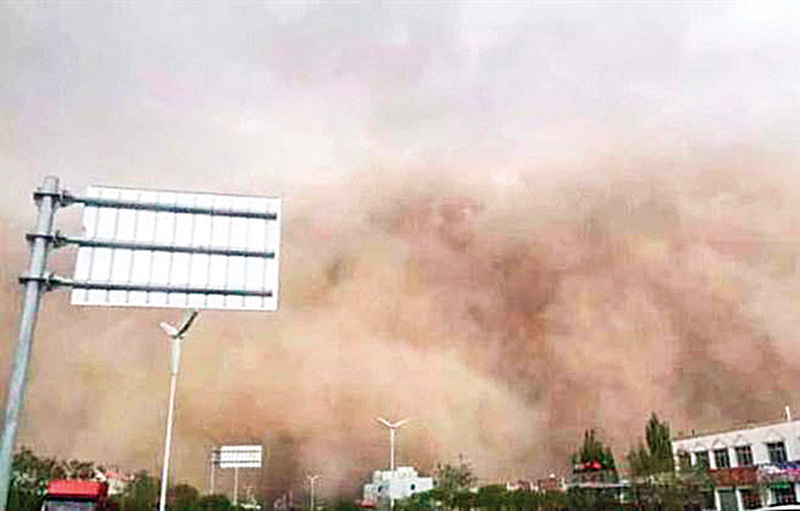 圖片新聞：甘肅遭「沙塵牆」吞噬縣城