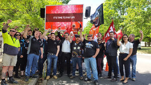 澳洲礦工中使館前抗議中企欠付薪資
