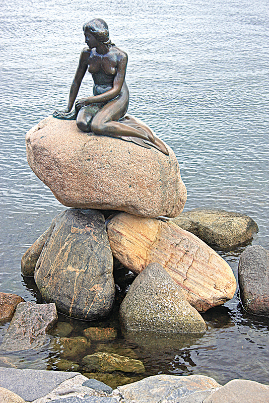 丹麥首都哥本哈根的美人魚雕像。
