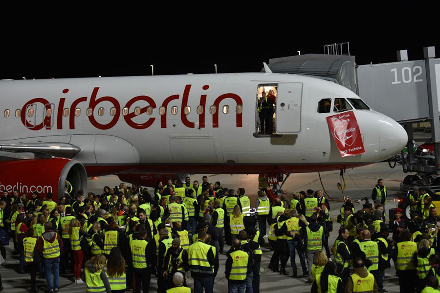 10月27日，最後一班柏林航空的班機在柏林降落，1,600多人在柏林Tegel機場熱情等待，他們很多人都是柏林航空的工作人員。（CHRISTOF STACHE/AFP/Getty Images）