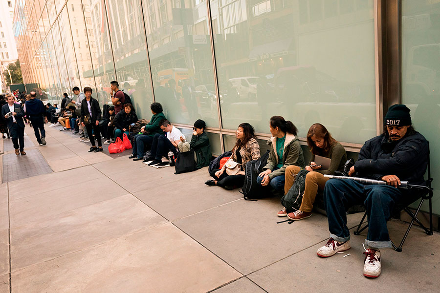 紐約果粉11月2日開始在第五大道上的蘋果店外排隊。（DON EMMERT/AFP/Getty Images）