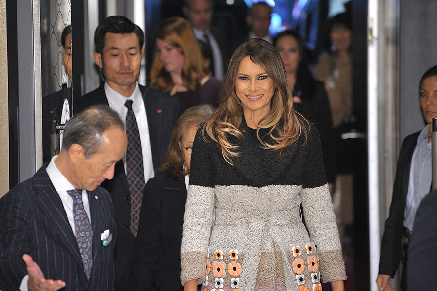2017年11月5日，東京，美國第一夫人梅拉尼婭抵達珍珠精品店御木本（Mikimoto）旗艦店。（DAVID MAREUIL/AFP/Getty Images）