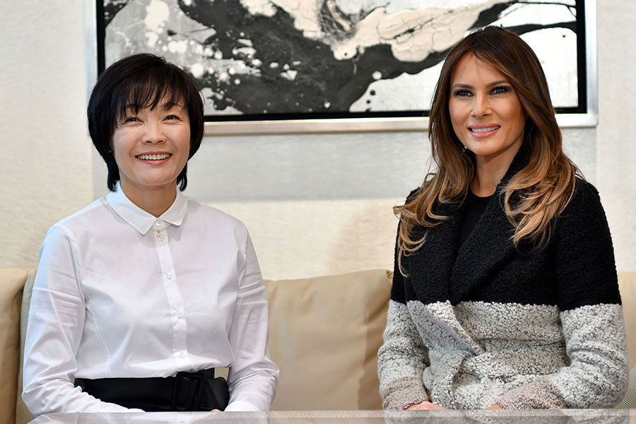 2017年11月5日，東京，梅拉尼婭和安倍昭惠在珍珠精品店合影。（KATSUMI KASAHARA/AFP/Getty Images）