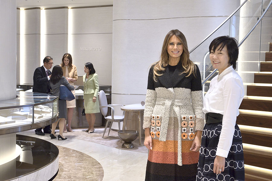 2017年11月5日，東京，梅拉尼婭和安倍昭惠在珍珠精品店御木本合影留念。（DAVID MAREUIL/AFP/Getty Images）