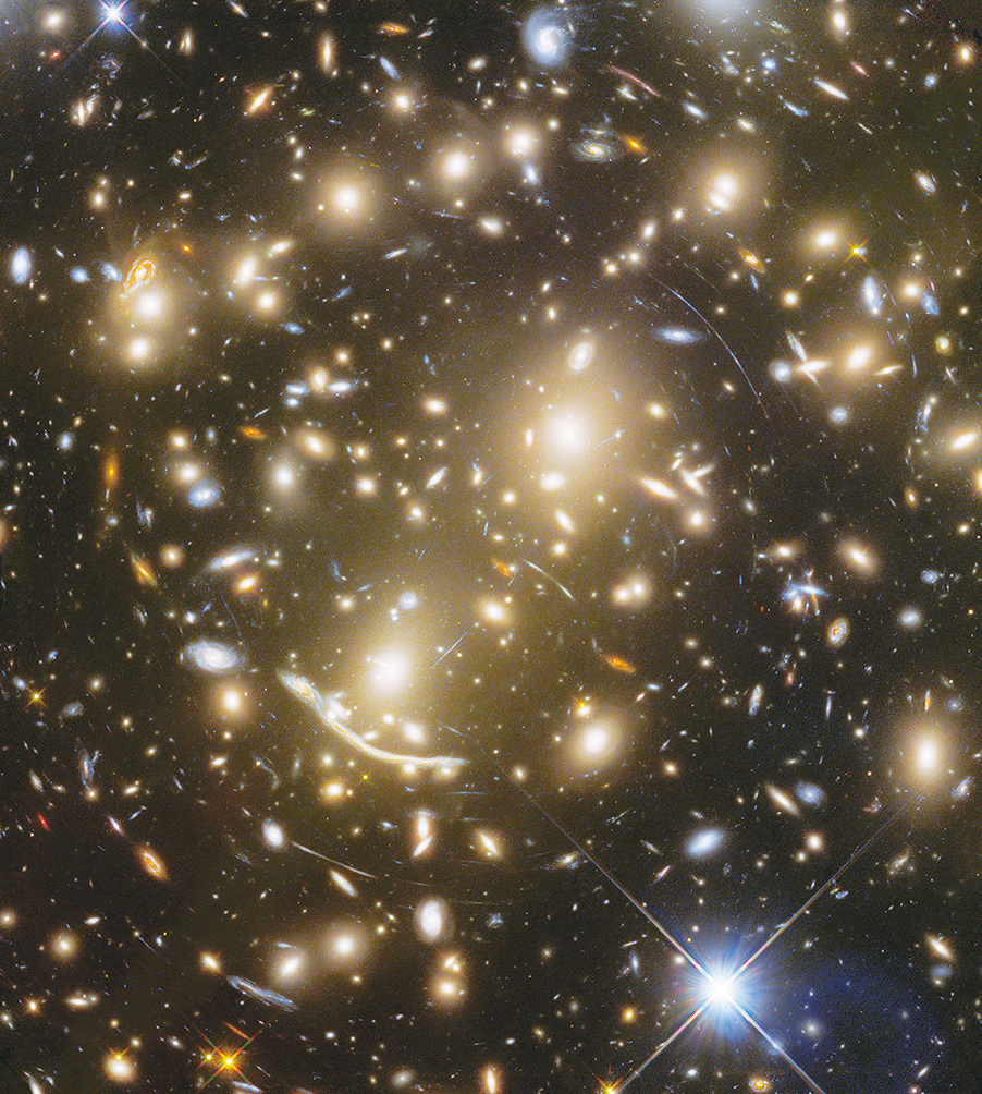 阿貝爾星系團的空間效應：圖像為扭曲的凸形特點，似乎星系分佈的趨勢為一個圓周。 （NASA）