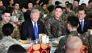 特朗普訪韓獲最高禮遇 兩國總統與官兵共進午餐