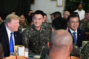 特朗普和美駐韓士兵共餐 堅持同吃墨西哥捲餅