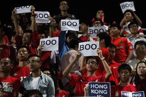 足球友誼賽上 球迷噓聲排山倒海蓋過中共國歌