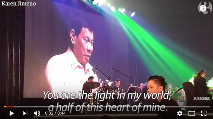 11月12日慶祝東盟建立50周年的晚宴上，杜特爾特主動為來自亞洲各地的領導人演唱了一首菲律賓情歌，後來他解釋說，這是「美國總統唐納德・特朗普的命令」。(視像擷圖）