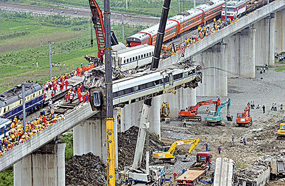 2011年溫州高鐵事故造成40人死亡。（STR/AFP/Getty Images）