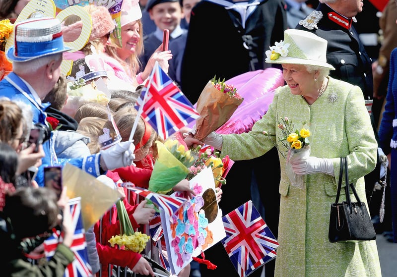 當地時間21日，英女皇到溫莎地區與民眾互動，英國民眾夾道恭賀。（Getty Images）